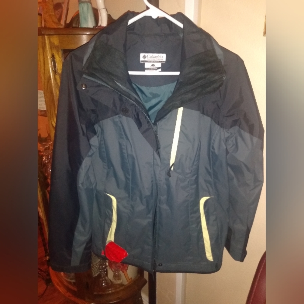 Columbia brand coat sz. small. Great condition!